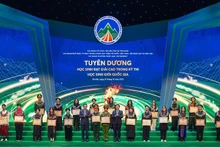 Mai Van Chinh, Deputy Prime Minister, and Dao Ngoc Dung, Minister of Ethnic and Religious Affairs, present certificates of merit to outstanding ethnic minority pupils, students and young people.