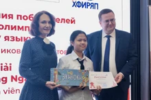 The organising committee presents award to a contestant.