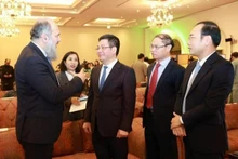 Minister of Industry and Trade Nguyen Hong Dien talks with Pakistani Minister for Commerce Jam Kamal Khan. (Photo: Viet Nam Economic News)