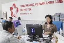 Citizens carry out procedures at the Public Administration Service Centre of Phu Yen Province. (Photo: nhandan.vn)