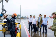 Authorities inspect the securing and reinforcement of facilities and assets at Noi Bai International Airport. (Photo: NDO)