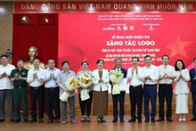 Authors winning awards take photo with the organising committee. (Photo: NDO)