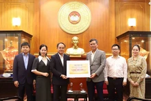 Deputy Minister of Home Affairs Vu Chien Thang presented over 1 billion VND from the Ministry of Home Affairs to support people in the Central and Central Highlands regions. (Photo: moha.gov.vn)