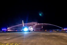 The first charter flight from Shenzhen (China) to Van Don International Airport (Quang Ninh) was welcomed with a traditional water cannon salute.