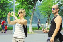 International visitors explore the beauty of Ha Noi Capital. (Photo: NDO)