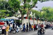 During the campaign celebrating the 135th anniversary of President Ho Chi Minh's birthday, many Gen Z readers lined up to receive a special publication of Nhan Dan Newspaper. (Photo: NDO)