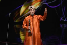 Lien Binh Phat receives the award at the Golden Bell Awards ceremony. (Photo: Golden Bell Awards)