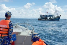 Officers and soldiers of Ship 627, Flotilla 511, Brigade 127, Naval Region 5 approach and disseminate information to fishermen operating in the southwestern sea area.