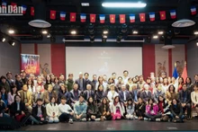 A large number of overseas Vietnamese, young people, students and cinema lovers attended the exchange to support the film crews. (Photo: MINH DUY)