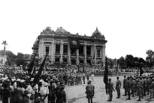 Guerrilla teams from the resistance bases marched into Ha Noi, gathering in front of the Ha Noi Opera House on August 30, 1945. (File photo: VNA)