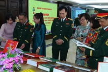 Visitors from within and outside the military learn about the publications on display at the People’s Army Publishing House’s book exhibition booth. (Photo: NDO)