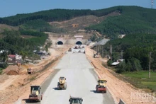 At the project sites, contractors are working in a “three shifts, four teams” approach to ensure completion of the project by the end of 2025. (Photo: NDO)
