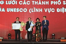 The ceremony to present the title “Creative City in Cinema” to Ho Chi Minh City. (Photo: QUOC THANH)