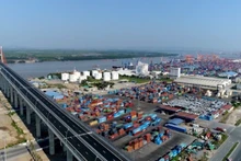 Training activities combining schools, businesses and management agencies are the key to improving the quality of logistics human resources. (Photo: nhandan.vn)