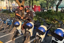 Around 10–15 electric bikes are arranged at the 19/8 Station for residents to try, marking the first time Ha Noi has implemented a public two-wheeled electric bicycle model.