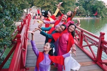 The public dance “Hand in Hand” conveys the message of solidarity and unity.