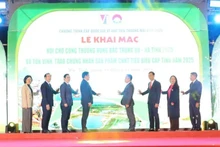 Representatives of Ha Tinh Province and the Trade Promotion Agency at the opening ceremony of the fair.