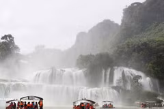 The cross-border tourism area Ban Gioc (Viet Nam) – Detian (China) Waterfalls attracts thousands of visitors each day. (Photo: VNA)