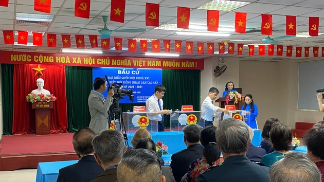 In Pictures: Journalists capture election day across Viet Nam