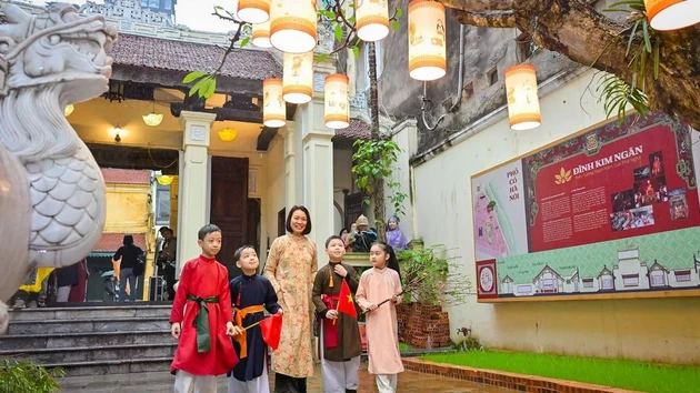 Residents of Ha Noi Old Quarter experience the atmosphere of traditional Tet at Kim Ngan Communal House (Ha Noi).