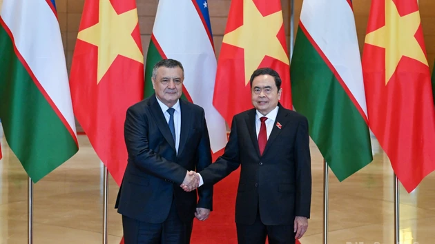 NA Chairman Tran Thanh Man meets with Lower House Speaker of Uzbekistan Nuriddin Ismoilov.