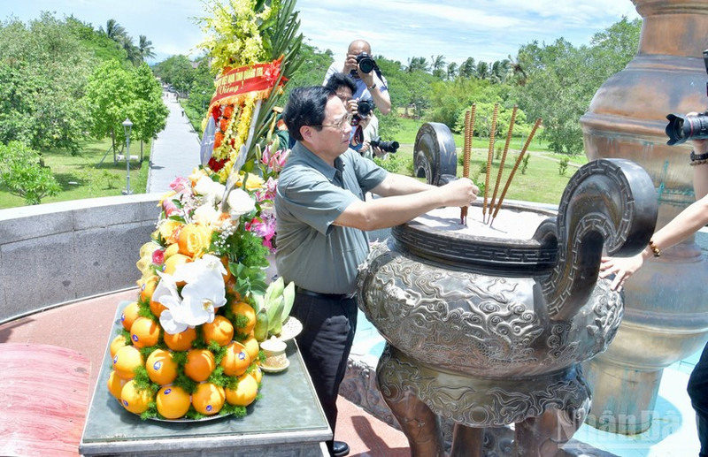 Prime Minister Pham Minh Chinh offers incense and flowers in tribute to heroic martyrs at the Quang Tri Ancient Citadel Special National Monument. (Photo: Thanh Giang)