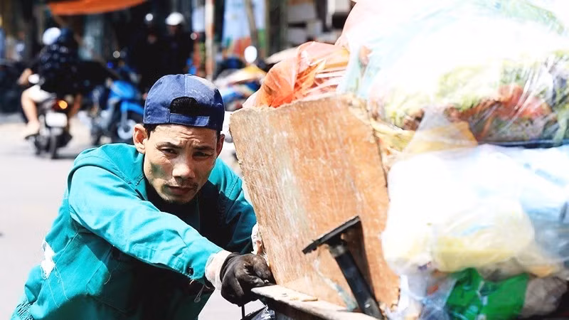 The wage increase aims to enhance workers’ living conditions while ensuring that businesses can maintain stability and continue expanding their production and operations. (Photo: NDO)