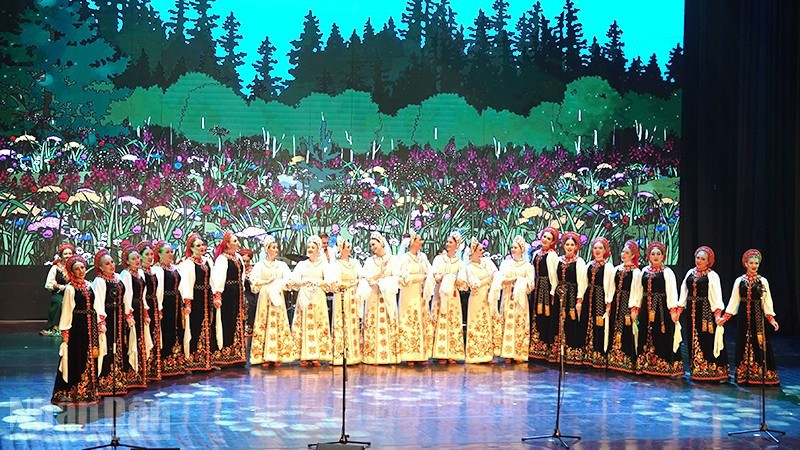 Artists of the Omsk Russian Folk Choir perform in striking traditional costumes. (Photo: Linh Bao)