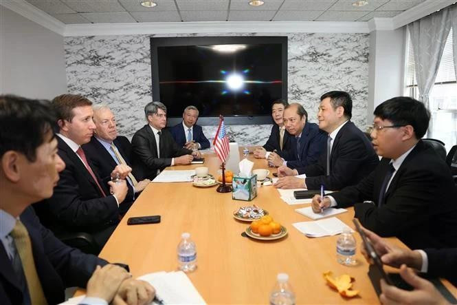 Minister of Industry and Trade Nguyen Hong Dien has a working session with Chief Executive Officer of Warburg Pincus Investment Fund and Chairman of the US-ASEAN Business Council (USABC) Jeffrey Pearlman. (Photo: VNA)