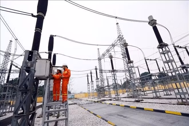 Electricity consumption surges rapidly during hot days, placing significant pressure on the power system. (Photo: VNA)