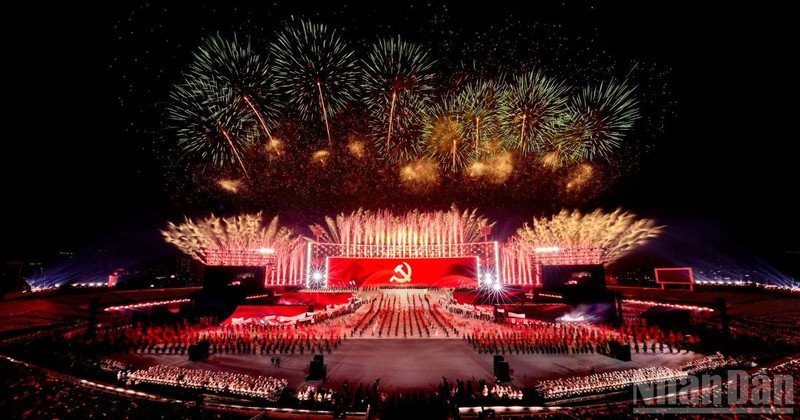 [In Pictures] Cinematic-perfect fireworks light up Ha Noi skies for successful conclusion of 14th National Party Congress