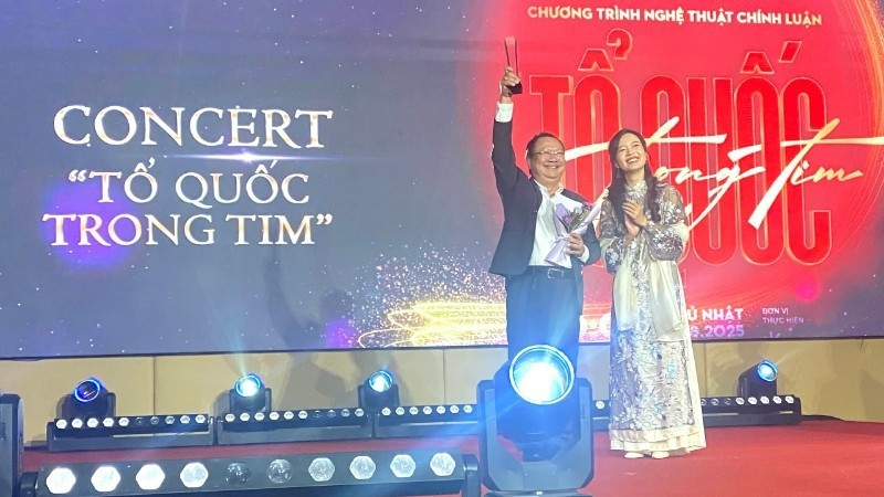 Dep Magazine honoured and presented an award to the concert The Fatherland in Our Hearts, jointly organised by Nhan Dan Newspaper and the Ha Noi People’s Committee. (Photo: Quy Hien)