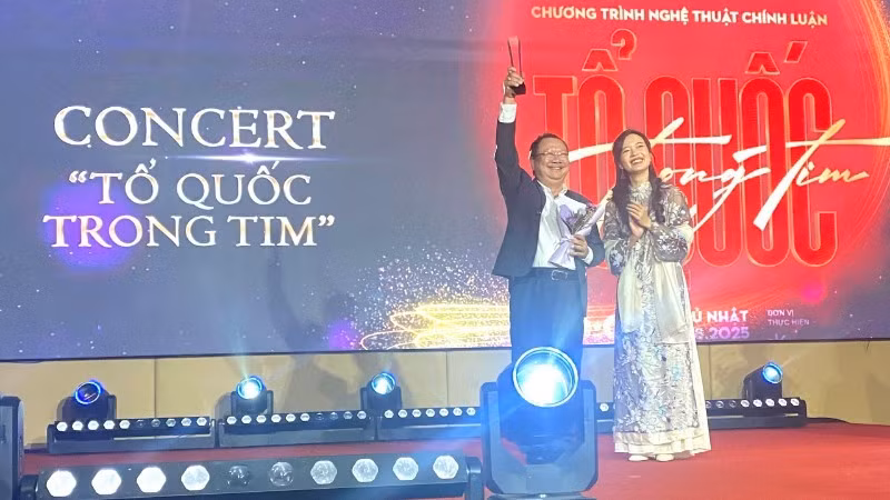 Dep Magazine honoured and presented an award to the concert The Fatherland in Our Hearts, jointly organised by Nhan Dan Newspaper and the Ha Noi People’s Committee. (Photo: Quy Hien)