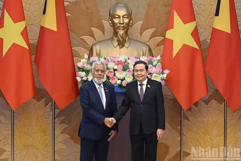 National Assembly Chairman Tran Thanh Man (R) and Timor-Leste Prime Minister Kay Rala Xanana Gusmão meet in Ha Noi on June 9. (Photo: NDO)