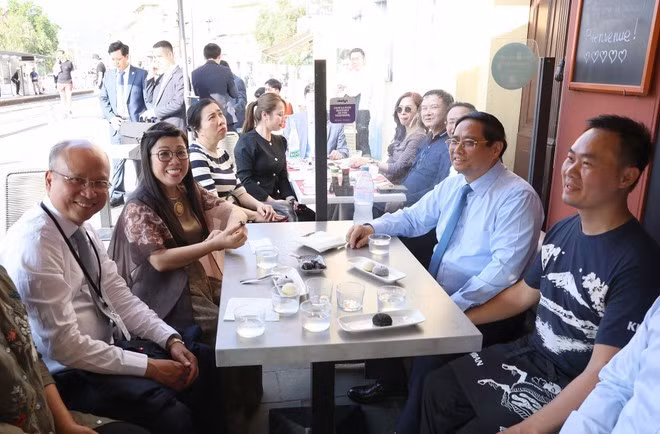 PM Pham Minh Chinh and his spouse visit the family of Vo Ba Luan - the owner of a restaurant in Nice. (Photo: VNA)