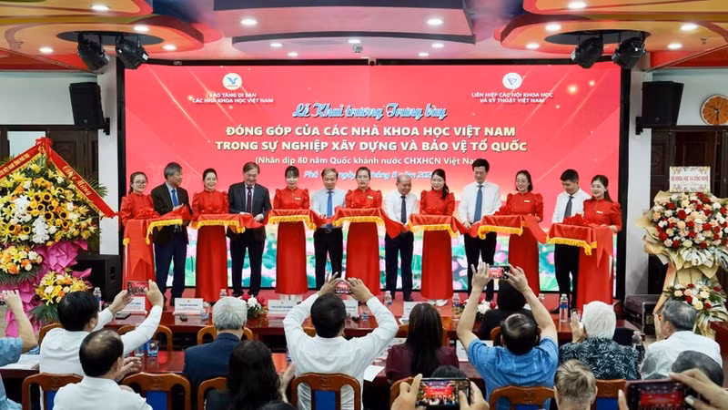 Delegates cut the ribbon to open the exhibition.