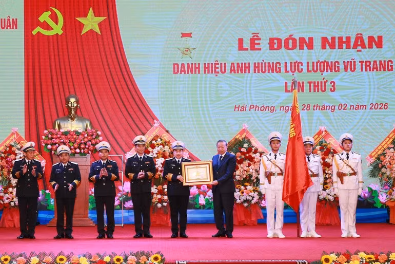 The Navy is granted the Hero of the People’s Armed Forces title for the third time. (Photo: VNA)