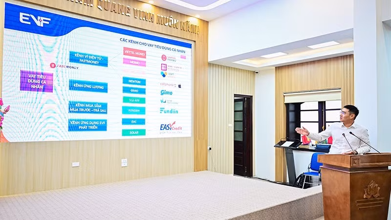 A representative of Electricity Finance Joint Stock Company shares the enterprise’s contributions to the National financial inclusion strategy. (Photo: Bao Long)