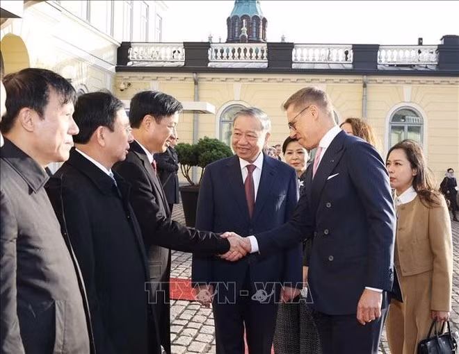 Party General Secretary To Lam introduces members of the Vietnamese delegation to Finnish President Alexander Stubb at the welcome ceremony. (Photo: VNA)
