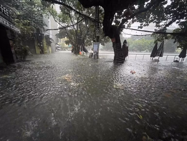 Mo Lao Lake, Ha Dong Ward. (Photo: Le Duc)