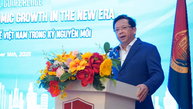 Deputy Head of the Central Committee for Policy and Strategy, Nguyen Duc Hien speaks at the forum.