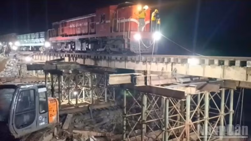 The first train has passed through the section of the railway at km1136+850, where the landslide, reaching a depth of up to 9 m, has just been cleared.