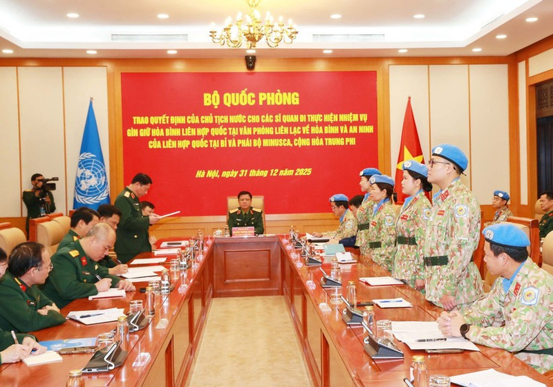 The Ministry of National Defence holds a ceremony in Ha Noi on December 31 to hand over the State President’s decisions to deploy four officers to MINUSCA (Photo: VNA)