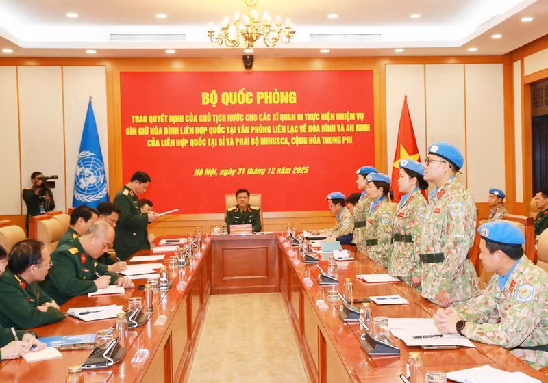 The Ministry of National Defence holds a ceremony in Ha Noi on December 31 to hand over the State President’s decisions to deploy four officers to MINUSCA (Photo: VNA)