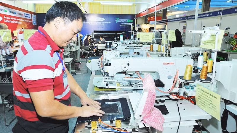 Businesses must proactively invest in technology and accelerate automation to boost productivity and offset higher labour costs. (Photo: NAM ANH)