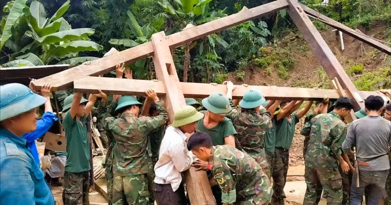 Officers and soldiers of the Tram Tau district armed forces help a poor household in Hat Luu commune build a new house. (Photo: thanhtra)
