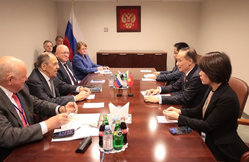 At the meeting between Acting Minister of Foreign Affairs Le Hoai Trung (second, right) and Russian Foreign Minister Sergey Lavrov (second, left) in New York on September 24 (Photo: VNA)