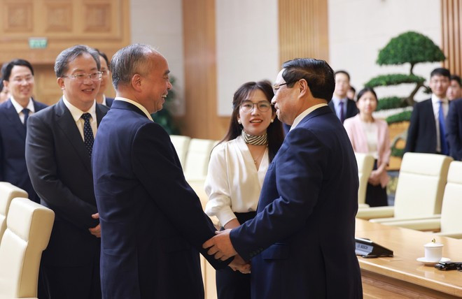 Prime Minister Pham Minh Chinh (R) receives Lin Wu, Secretary of the Communist Party of China (CPC) Shandong Provincial Committee and Chairman of the Standing Committee of the Provincial People's Congress in Ha Noi on September 25. (Photo: VNA)
