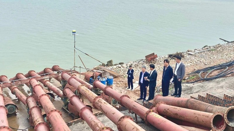 The Department of Irrigation inspects water intake operations in Ha Noi, February 2024. (Photo: Bao Han/NDO)