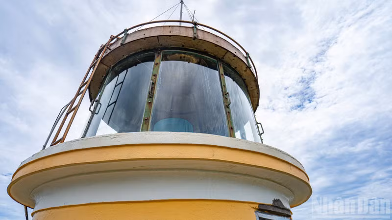 At the top of the tower is a lantern room enclosed by reinforced glass and equipped with a modern lighting system. The lighthouse's beam has a range of approximately 22 nautical miles, sweeping tirelessly across the darkness of the East Sea/South China Sea.